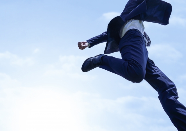 ジャンプするビジネスマン